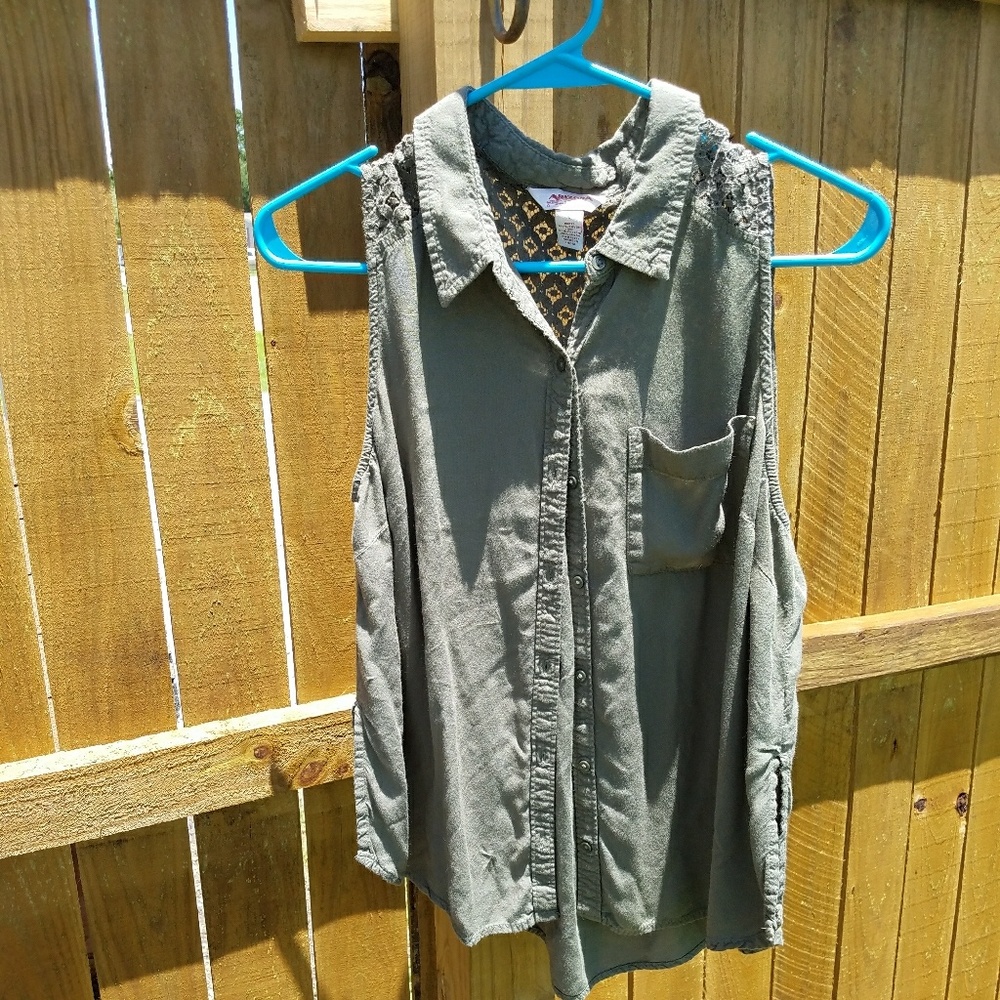 An Arizona green  button up blouse